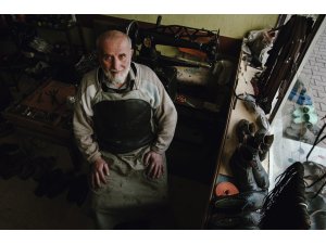 Yarım asırlık ayakkabı tamircisi ilk günkü aşkla çalışıyor