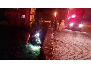 Kontrolden çıkan araç düştüğü çukurda yan yattı