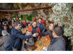 Turistik çarşı esnafı CHP adayı Ömer Günel ile bir araya geldi