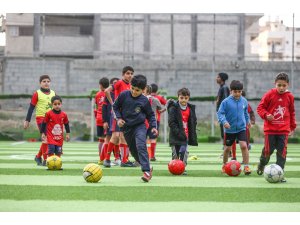 Gazzeli çocuklar geleceğin yıldız futbolcuları olmanın hayalini kuruyor