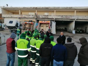 Kırmızı temizlik işçileriyle görüştü