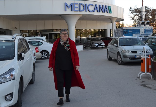 Her şeye rağmen mutlu olarak kanseri yenmek istiyor