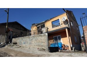 Evleri yanan yaşlı çift köylüler tarafından kurtarıldı