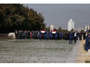 Bakan Akar'ın eşinden Anıtkabir'e ziyaret