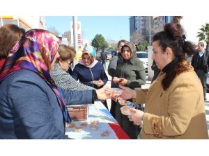 Kadınlar tatlı dağıttı