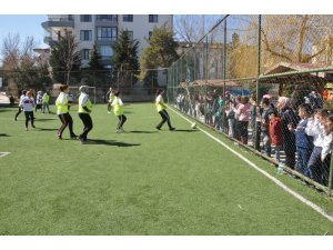 Anneler futbol oynadı, eş ve çocukları heyecan içinde izledi