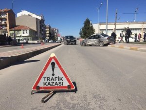 Kamyonetle otomobil çarpıştı: 1 yaralı