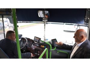 Otomobilini bıraktı, seçim çalışmasına halk otobüsü ile gitti
