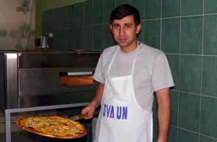 Bürokrat ve turistler bu iş yerinde pizza yiyor