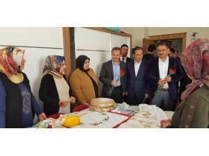 AK Parti heyeti kadın ve gençlik merkezlerindeki kadınlara karanfil