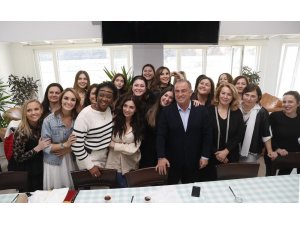 Galatasaraylı futbolcular, eşlerine yemek servisi yaptı