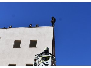 Kahraman işçi intihara kalkışan kızı son anda kurtardı
