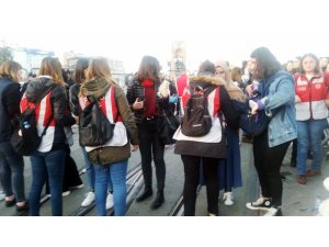 Kadınlar İstiklal Caddesi’ne alınmaya başladı