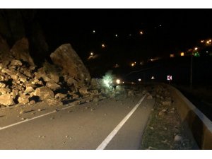 Tirebolu-Gümüşhane karayolu heyelan nedeniyle trafiğe kapandı