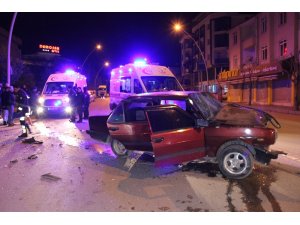 Otomobil park halindeki kamyonete arkadan çarptı: 5 yaralı