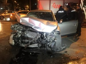 Bakırköy’de kırmızı ışıkta geçen sürücü kaza yaptı: 2 yaralı