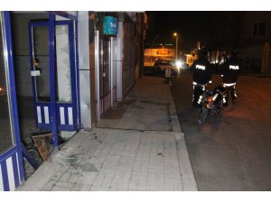 Kediye çarpmamak için direksiyonu kırdı, fırına daldı