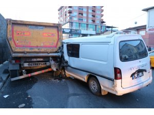 Minibüs hafriyat kamyonuna arkadan çarptı: 1 yaralı