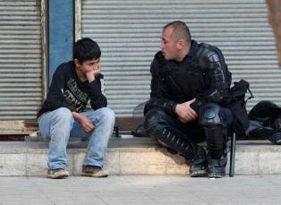 "Bize neden taş atıyorsun?"