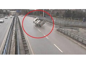 Virajı alamayan kamyonetin devrilme anı güvenlik kamerasında