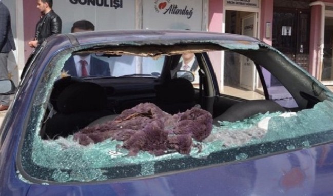 Ankara'da AK Parti seçim bürosuna saldırı!