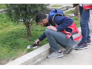 Cami bahçesinde bataryaları ve sim kartları sökülmüş 4 adet telefon bulundu
