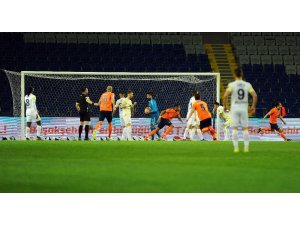 Spor Toto Süper Lig: M.Başakşehir: 1 - Fenerbahçe: 0 (İlk yarı)