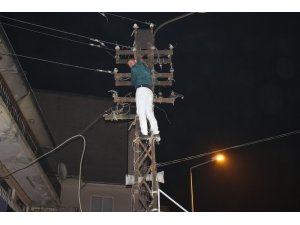 Çocuklarını göremeyince elektrik direğine tırmandı