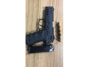Polis ekiplerinin arama yaptığı araçtan tabanca ele geçirildi