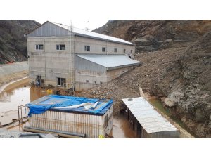 Heyelan iş makinelerini yuttu