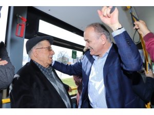 Başkan adayı Özlü, öğrenciler ile türkü söyledi