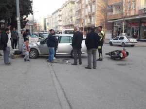 Motosiklet ile otomobil çarpıştı: 1 yaralı