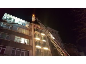 Fatih’te otel yangını: 20 kişi dumandan etkilendi