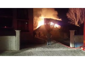 Bolu’da, ahır ve 2 katlı ahşap ev alev alev yandı
