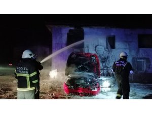 Hurda otomobilde çıkan yangın, yanındaki binayı küle çeviriyordu