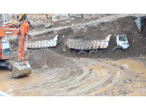Heyelanın yuttuğu iş makineleri toprak altından çıkarılıyor
