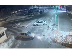 Otomobilin çarptığı kadın, kucağındaki çocukla metrelerce yükseğe fırladı