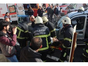 Fireni boşalan hafriyat kamyonu, hafif ticari araçla biçti: 4 yaralı