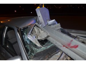 Bariyere ok gibi saplanan otomobil sürücüsü yaralandı