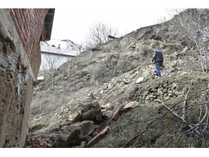 Gümüşhane’de dağdan kopan kayalar evin üzerine yuvarlandı