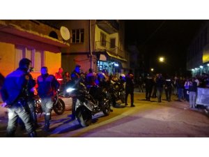 Ahlak polisini alkışlarla karşıladılar