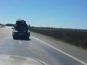 Otomobilin üzerinde tehlikeli yolculuk