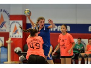 Muratpaşalı bayan hentbolculardan üst üste 9. galibiyet