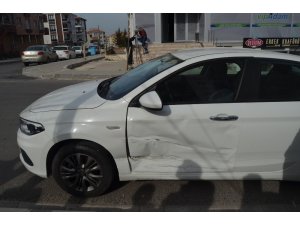 İki otomobil çarpıştı: 1 yaralı