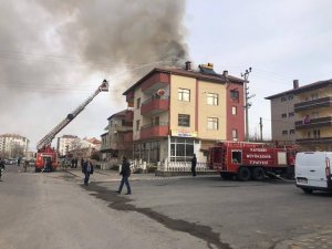 Bünyan’da iki katlı binanın çatısı yandı