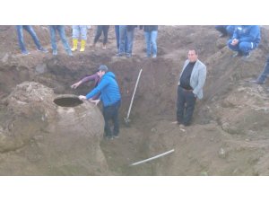 Tarlasını sürerken Bizans dönemine ait küp buldu