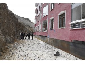 Gümüşhane’de patlatma 3 eve zarar verdi