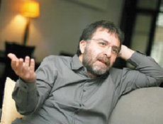 Ahmet Hakan CHP'nin seçim otobüsüne bindi