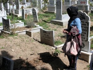 Pilot Melike Kuvvet, mezarı başında anıldı