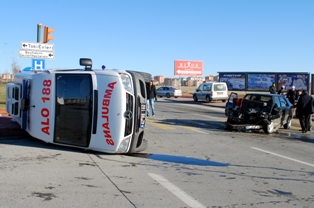 Hamile kadını taşıyan ambulans devrildi